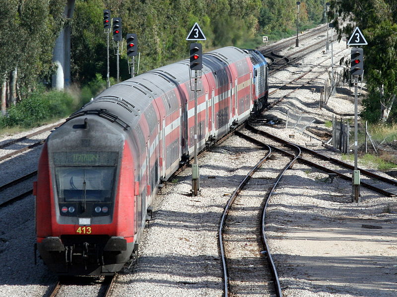 800px-Israel_Railways_train_277_Benyamina-Ashqelon14-05-12