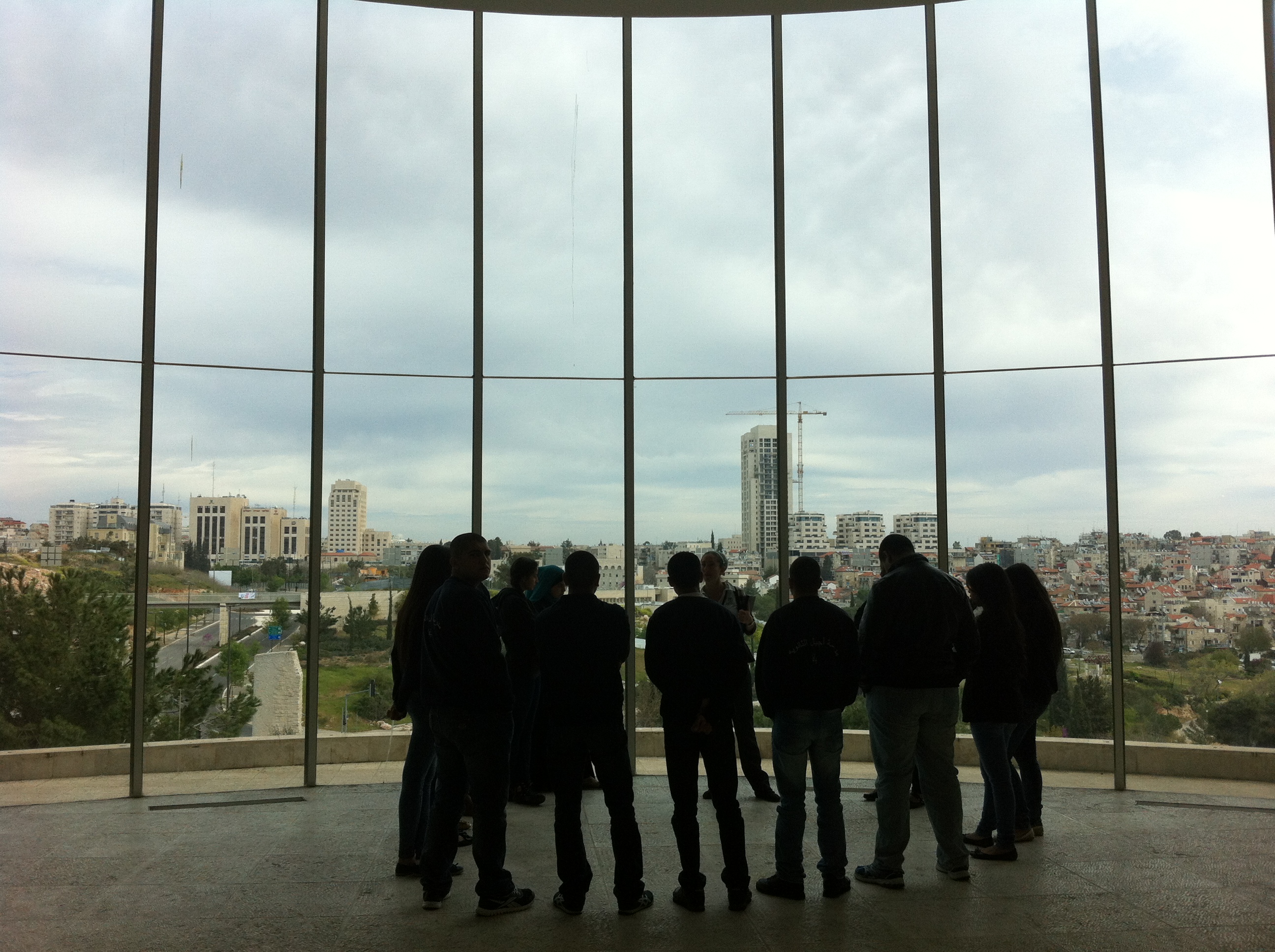 קבוצה בסיור רשמי ליד החלון המזרחי, ביהמ"ש העליון בירושלים. צילום: כרמל חנני