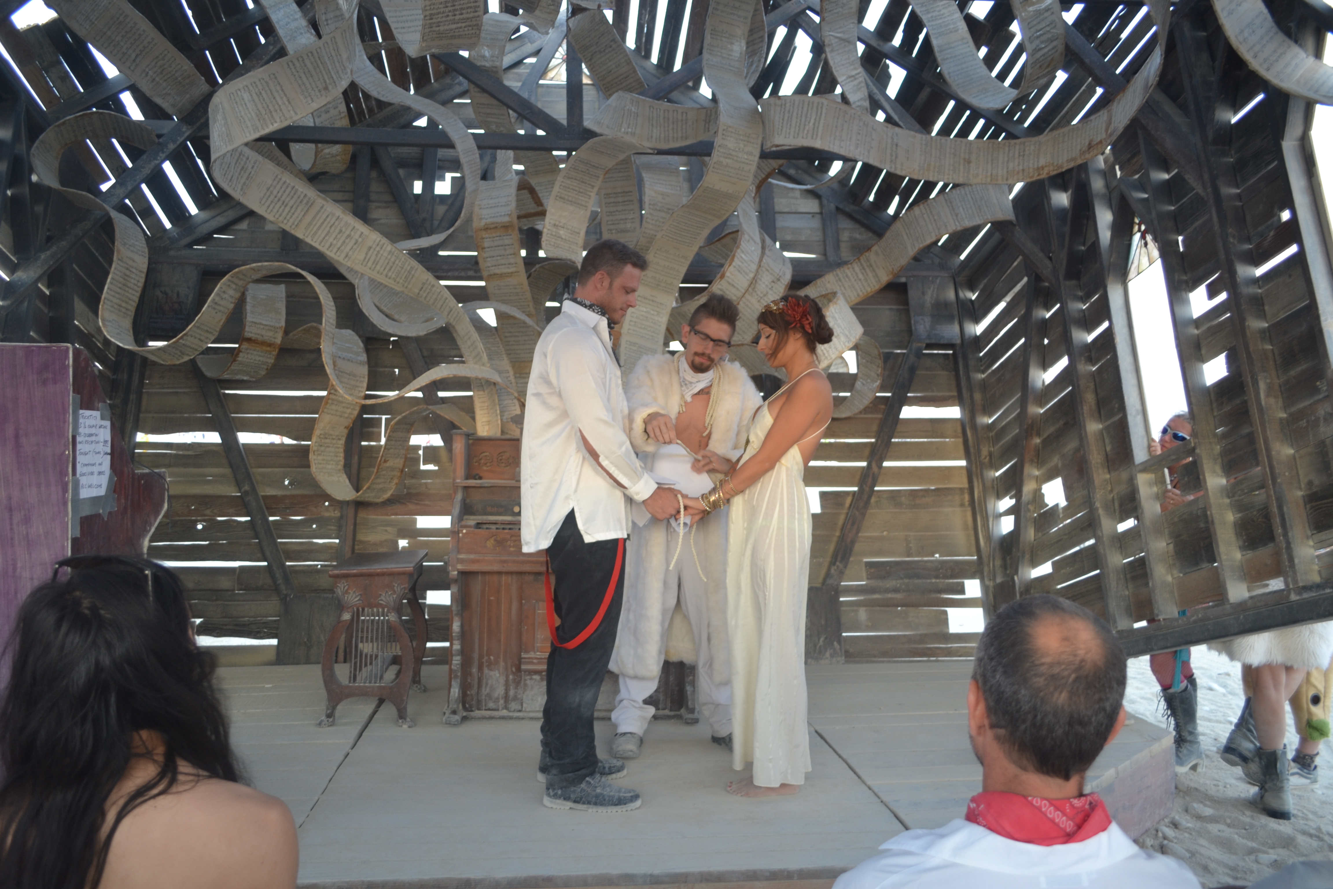 חתונה בפסטיבל ברנינג מן, נבדה. צילום: אביב דגני
