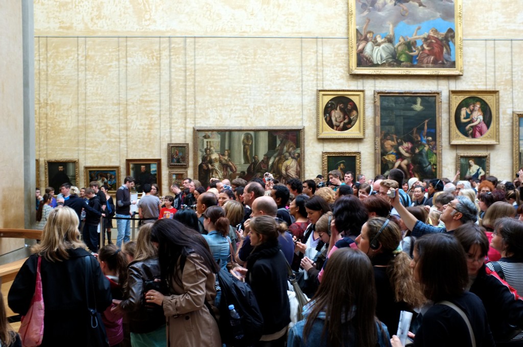 קהל מתגודד מול המונה ליזה, מוזיאון הלובר, פריז (צילום:)