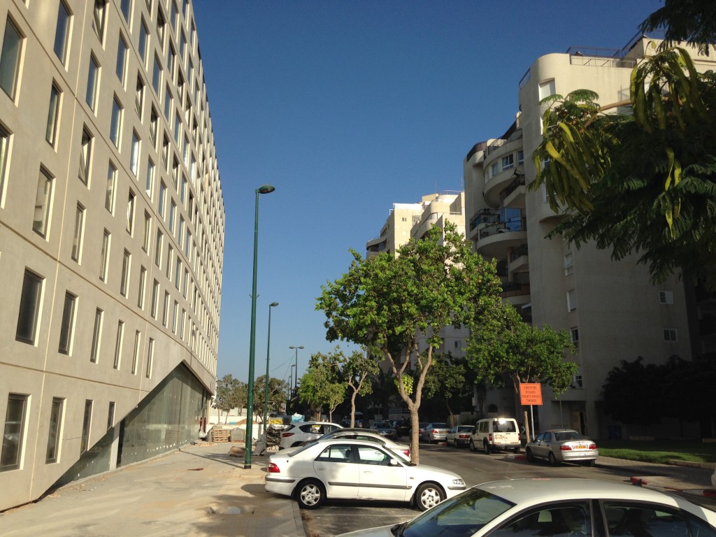 מבנה המשרדים של בר אוריין מרפסת מול קיר אטום. בקיבוץ גלויות, תל אביב (צילום: המעבדה לעיצוב עירוני)