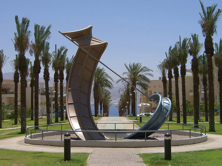 פארק שחמון באילת בתכנונו של דקל , עם פסל של רמי אביצור (צילום: רמי אביצור, wikipedia)