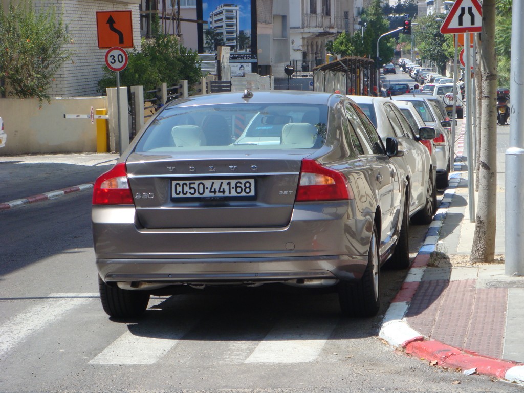בעיות חנייה. רכב חונה בצורה לא חוקית, תל אביב (צילום: ליאור גולגר, Licensed under CC BY-SA 3.0 via Wikimedia Commons)
