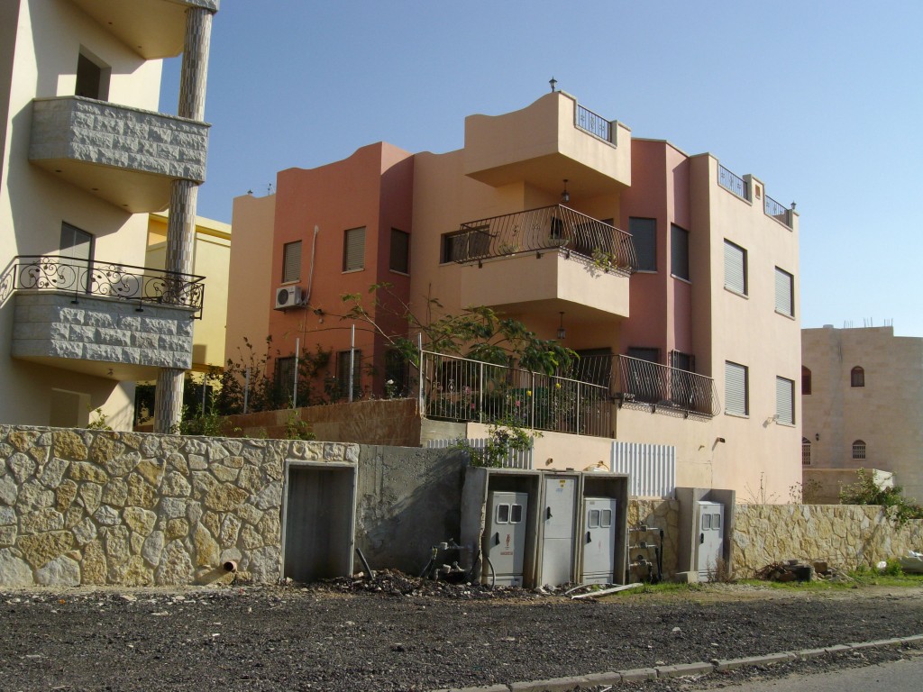 בתים המסמלים זהות אתנית פלסטינית בשכונה גבעת פרדיס (צילום: איריס לוין)