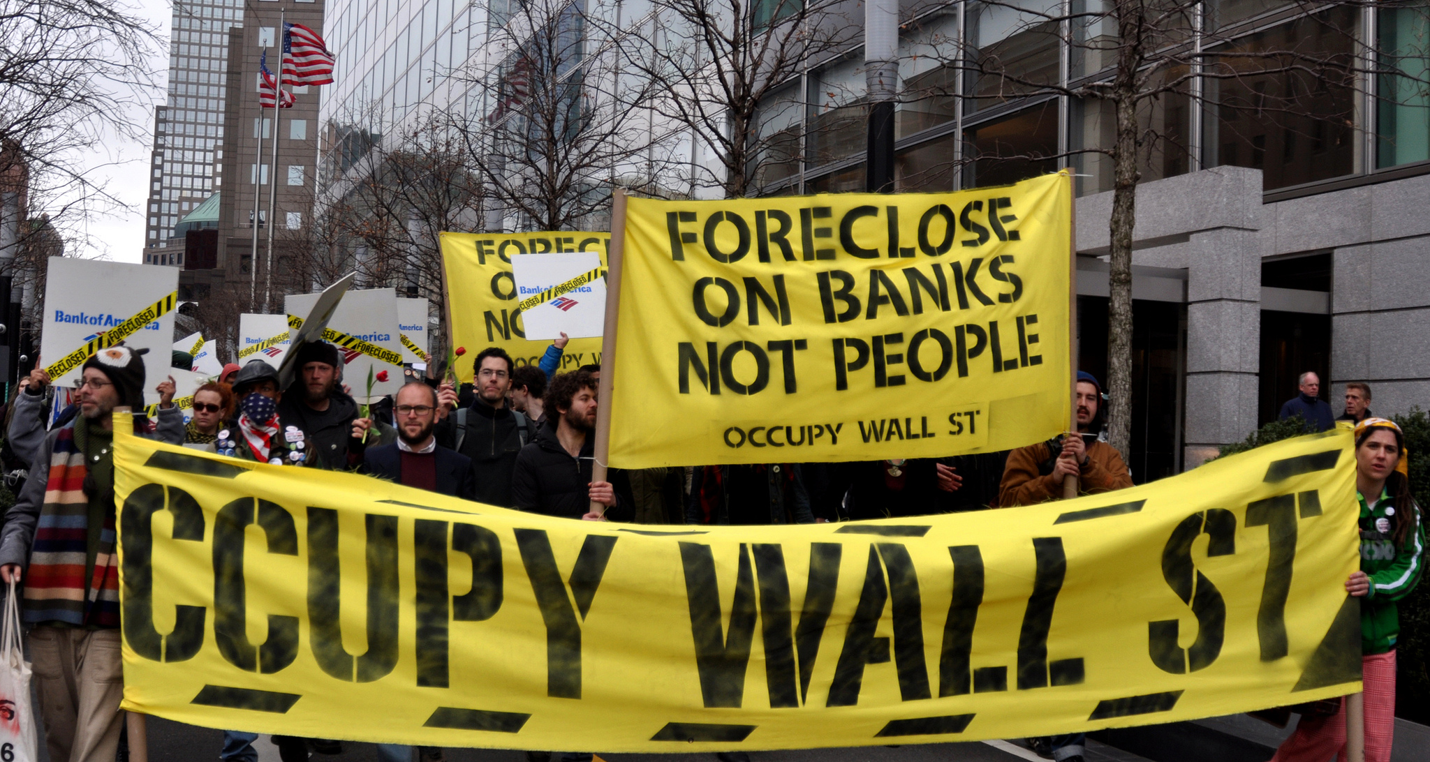 חברי תנועת Occupy Wall Street במהלך הפגנה, ניו יורק, ספטמבר 2011 (צילום: Michael Fleshman, flickr)
