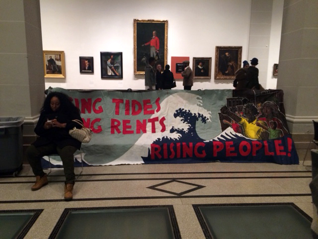 מחאה נגד תהליכי ג'נטריפיקציה דורסניים. מוזיאון ברוקלין (צילום: ארז צפדיה)