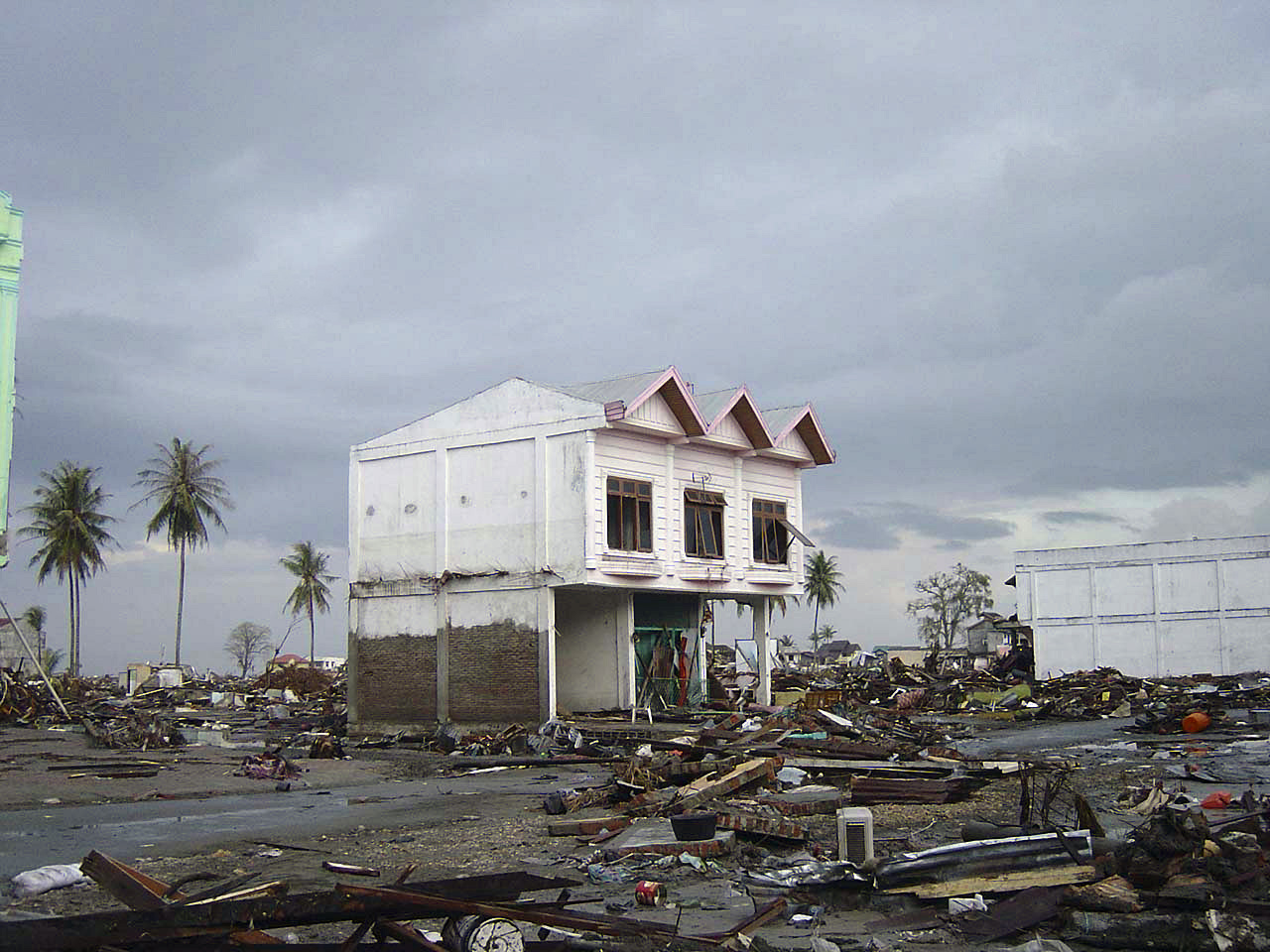 חורבן והרס בעיר Banda Aceh באינדונזיה לאחר אסון הצונאמי בשנת 2004 (צילום: Michael L. Bak, ויקימדיה)