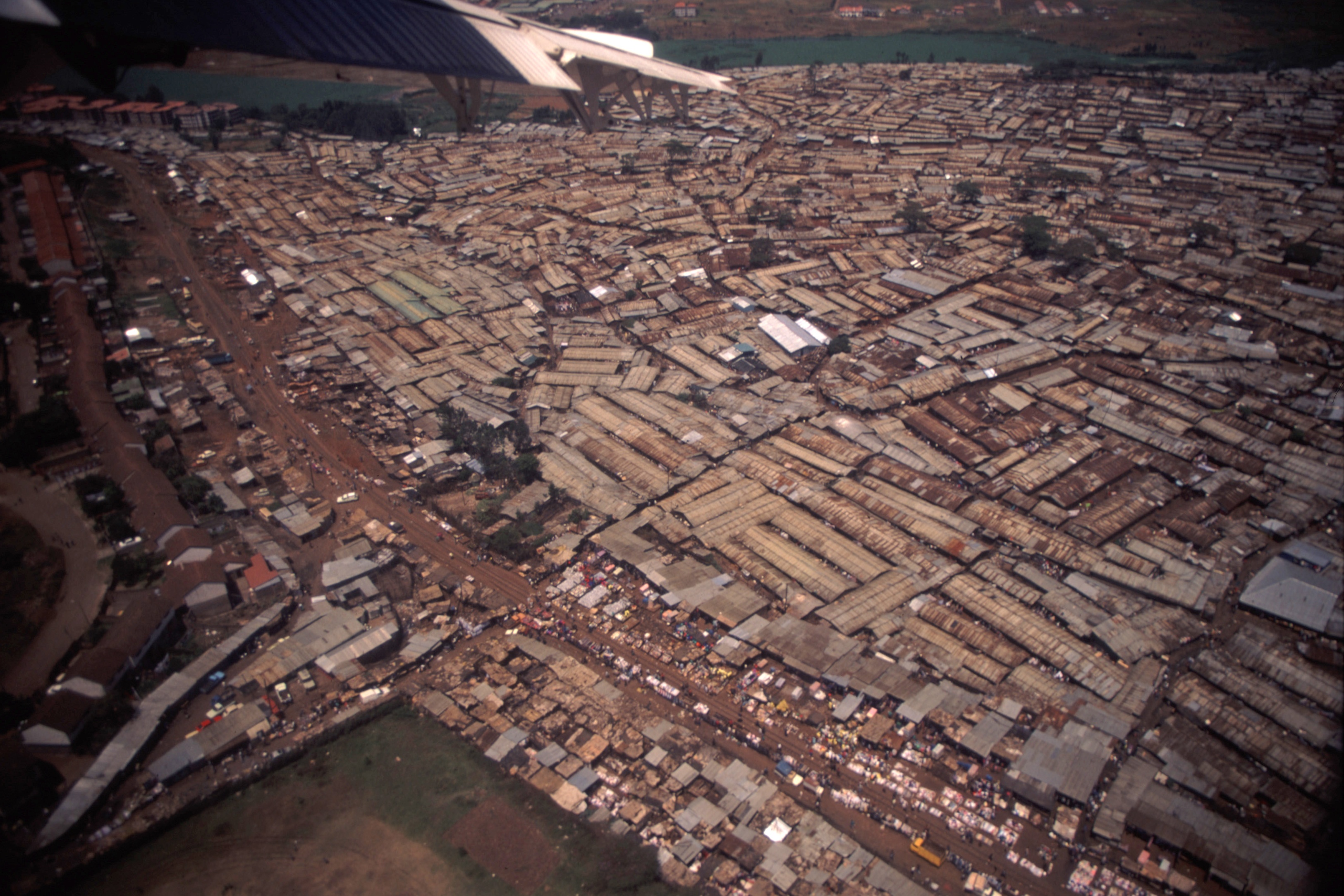 אורבניזציה מואצת ועוני מתפשט. סלאמס בניירובי (צילום: John Storr, ויקימדיה, צילום ברישיון Public Domain)