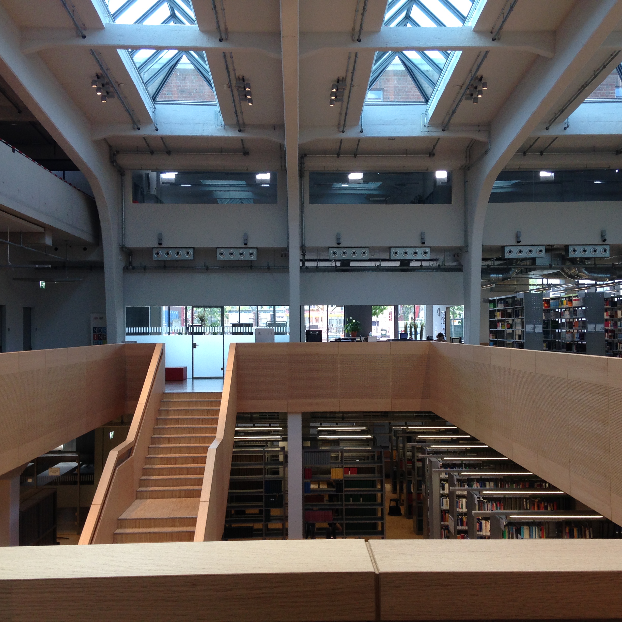 אולם הספרייה והירידה למפלס התחתון (צילום: טלי חתוקה)