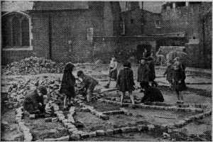 Post-war builders at the Camberwell Junk Playground (באדיבות: רועי קוזולובסקי)