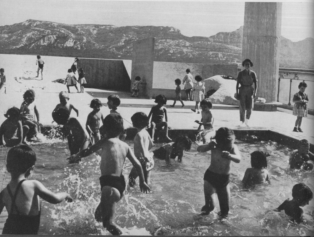 ילדים על הגג של יחידת המגורים של קורבוזייה, Paddling pool on the roof of the Unité d'Habitation, Marseilles, 1952