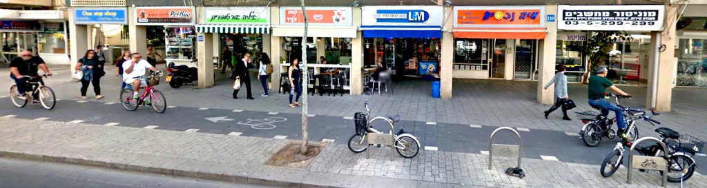 הרחוב הפך זירה למאבק בין רווחת הולכי הרגל לבין רוכבי האופניים והצרה הלא צפויה- אופניים חשמליים (צילום: Google Street View)