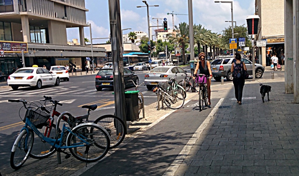 שביל אופניים ללא הפרדה מפלסית או פיזית, כך על המדרכה הצרה מצטופפים לצד יתר השימושים גם רוכבי האופניים (צילום: מאיר אלואיל)