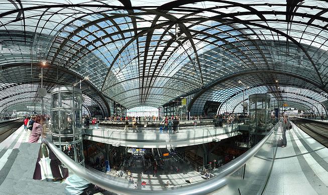 תחנה מרכזית בברלין, נקודת מפגש ומעבר בין כל צורות התחבורה המוצעות בעיר: רכבת בין עירונית, רכבת עילית ותחתית בתוך העיר ומערל האוטובוסים ,Hauptbahnhof (צילום: wikimedia)