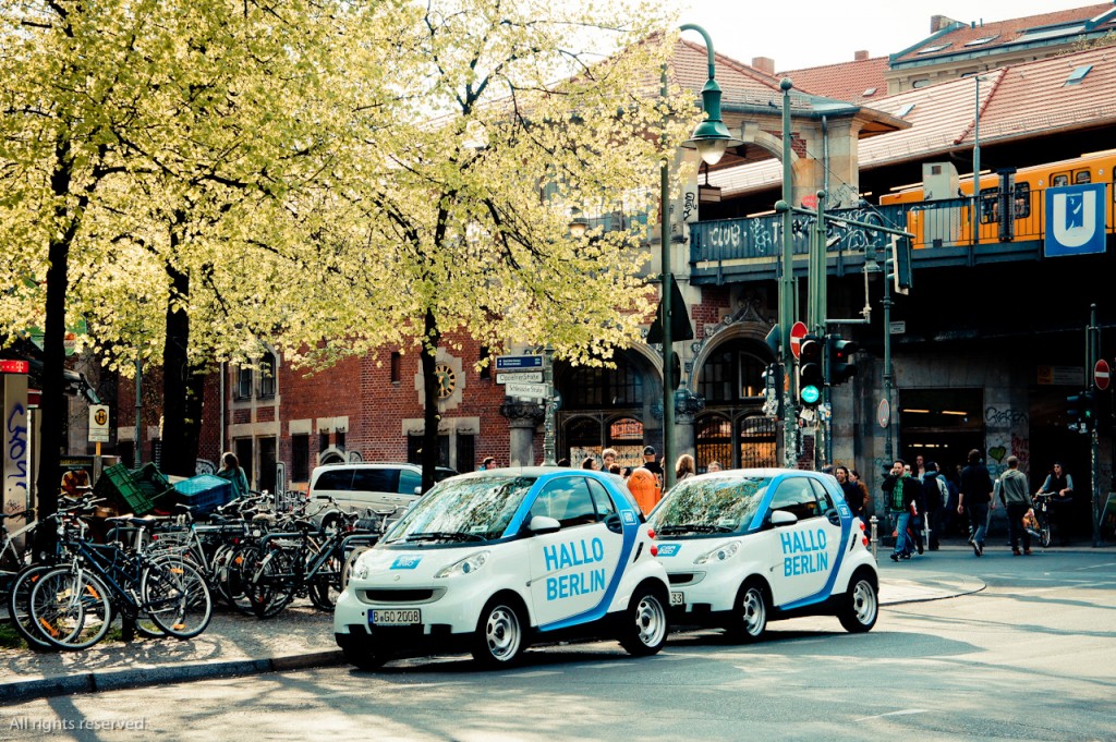 car2go היא חברה שמאפשרת השכרת רכב בתוך העיר על בסיס שעתי, זה מאפשר למשתמשים לוותר באופן כמעט טוטאלי על החזקת רכב בבעולתם וגם מאפשר שילוב של אמצעי תחבורה לרבות הליכה רגלית. (צילום: Gerrit Quast Flickr.com)