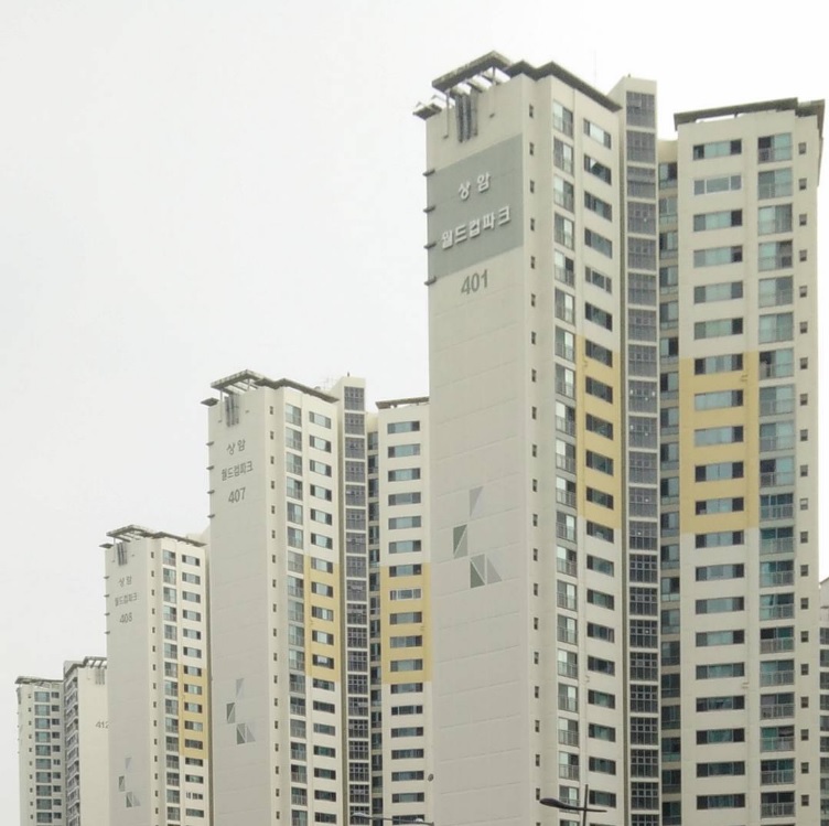 מבני מגורים ברובע מאפו (MAPO-GU). עקב הדימיון בין המבנים, מוטבעים על גביהם מספרים גדולים שיאפשרו לדיירים לאתר את ביתם. (צילום: יואב זהבי לונדון)