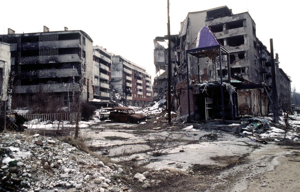 סרייבו לאחר ההפצצות (צילום: Javno vlasništvo, Wikimedia)