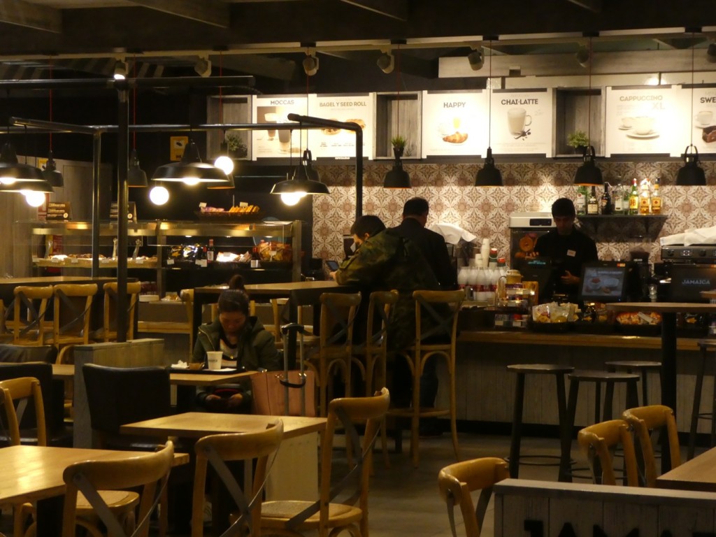 בית קפה בשדה התעופה בברצלונה (צילום: הדס צור)