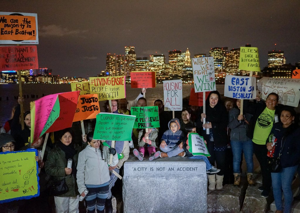 מחאת תושבים במזרח בוסטון שנתונים לתהליכי ג'נטריפיקציה קשים, מדובר בעיקר באוכלוסיה של לטינים ואסייתים (צילום: Jorge (Caraballo Cordovez, flickr