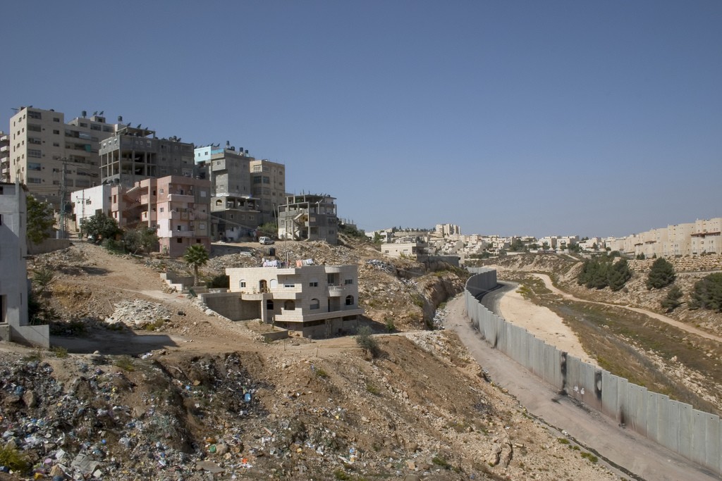 היום כבר ברור שומדל שתי המדינות מת, לא ניתן להפריד יותר את המרחב שהפך שזור- התהחלויות יהודיות ויישובים ערביים, מחנה שועפט סמוך לירושלים (צילום:Decode Jerusalem, Flickr)