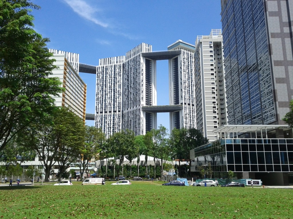 פרויקט: The Pinnacle@Duxton הוא פרויקט הדיור הציבורי הגבוה ביותר בסינגפור המונה 50 קומות. הפרויקט זכה בפרסים רבים, הוא ייחודי בכך שיש בו 35 טיפולוגיות שונות של דירות (צילום: Malcolm Tredinnick Flickr) 