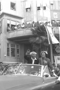 בן גוריון ופולה חולפים לפני בניין העירייה, 1951 ( צילום: PINN HANS, ארכיון לעם)