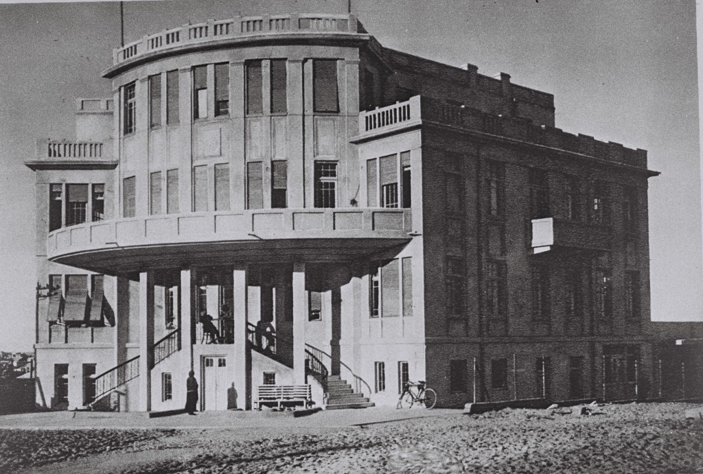 בן גוריון ופולה חולפים לפני בניין העירייה, 1951 ( צילום: PINN HANS, ארכיון לעם)