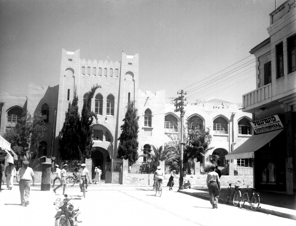 תיכון גימנסיה הרצליה בקצה אחד של הרחוב ובקצה השני הוקם בניין העירייה באחוזת ראשונים (צילום: KLUGER ZOLTAN , אוסף התצלומים הלאומי)
