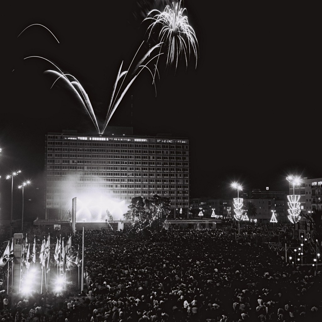 זיקוקי דינור מעל בניין העייריה בערב יום העצמאות 1969 (צילום: אוסף התצלומים הלאומי, Cohen Fritz) 