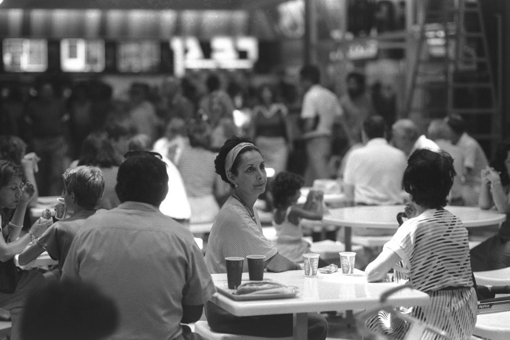 קפה אפרופו שקניון אילון, הקניון הראשון שנפתח בישראל. הכיתוב של התמונה "צרכנים עייפים בקפה אפרופו" 1985 (צילום: הרניק נתי, ארכיון התצלומים הלאומי)